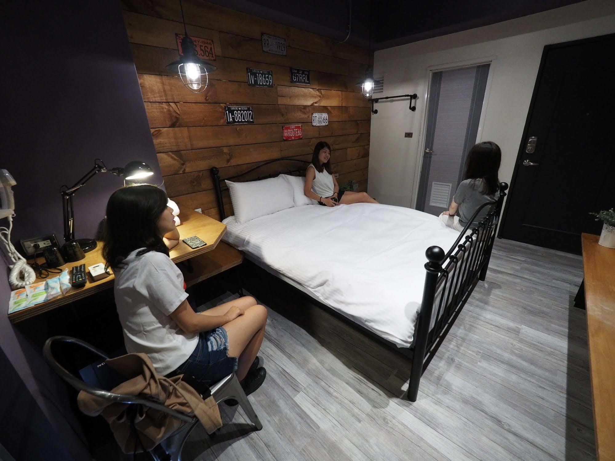 Loft Hostel Fengjia ไถจง ภายนอก รูปภาพ